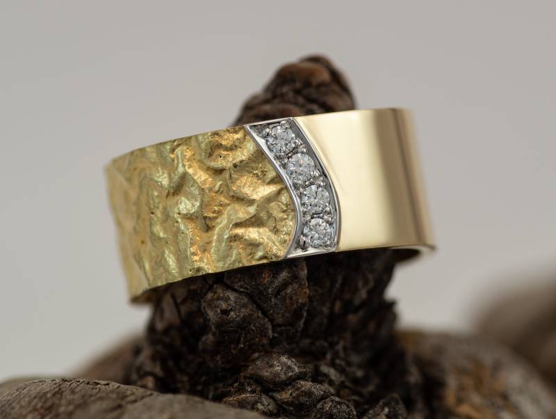 Handgemachtes Man Es Wedding Band Mit Retikuliertem 18K Gelbgold Gepflastert Diamanten von DanielSommerfeld