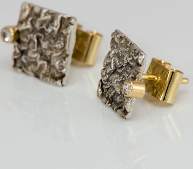 Unikat Von Einer Art Hand Gefertigt, Rustikal Platz Retikuliert Silber Und 18 K Gold, Diamant-Ohrstecker von DanielSommerfeld