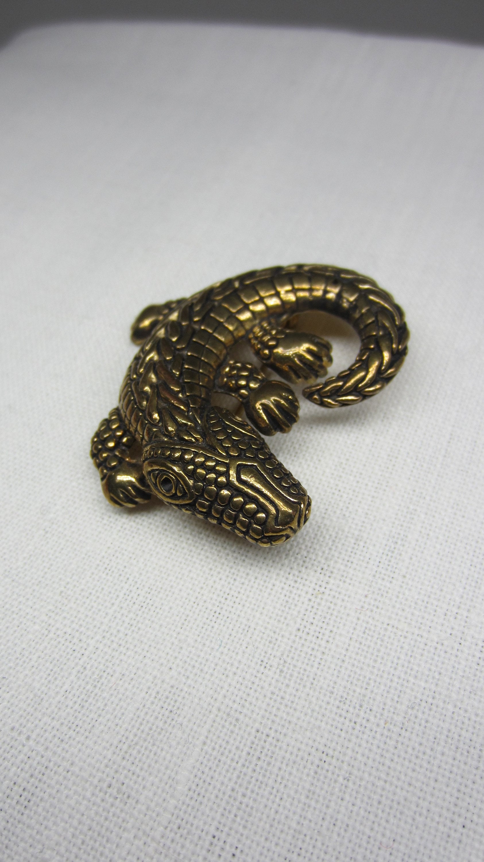 Wunderschöne Vintage Gelbe Metall Brosche Baby Krokodil Eidechse Reptil Tier Art Deco Stil Schmuck Stilvolles Design Gold Farbe Retro Geschenk Wunderschöne Vintage Gelbe Metall Brosche Baby Krokodil Eidechse Reptil Tier Art Deco Stil Schmuck Stilvolles Design Gold Farbe Retro Geschenk von DanielTreasures