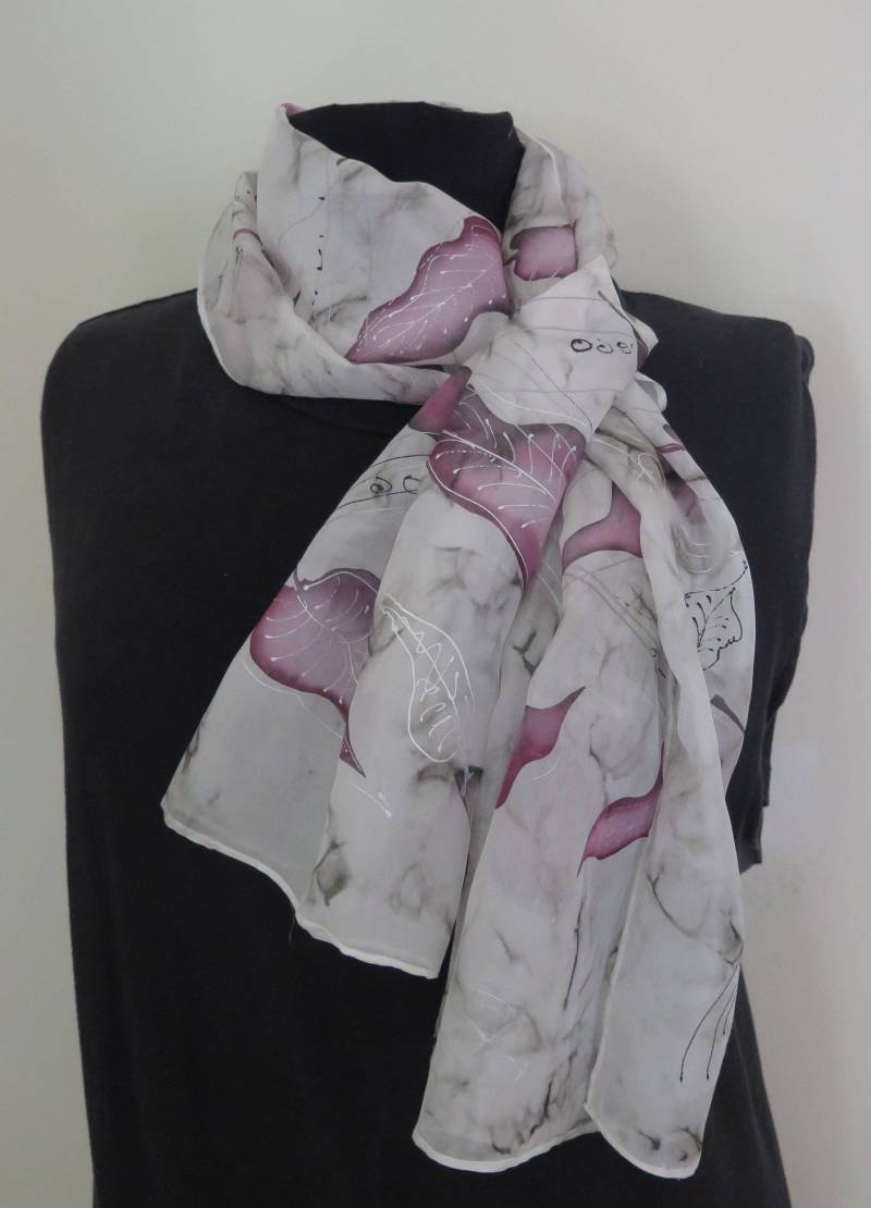1-112 "Smell Of Autumn" Seidenschal, Handbemalter Grau, Lila, Weiß, Schwarz Und Silber 1-112 "Smell Of Autumn" Seidenschal, Handbemalter Grau, Lila, Weiß, Schwarz Und Silber von DanielaStudio17