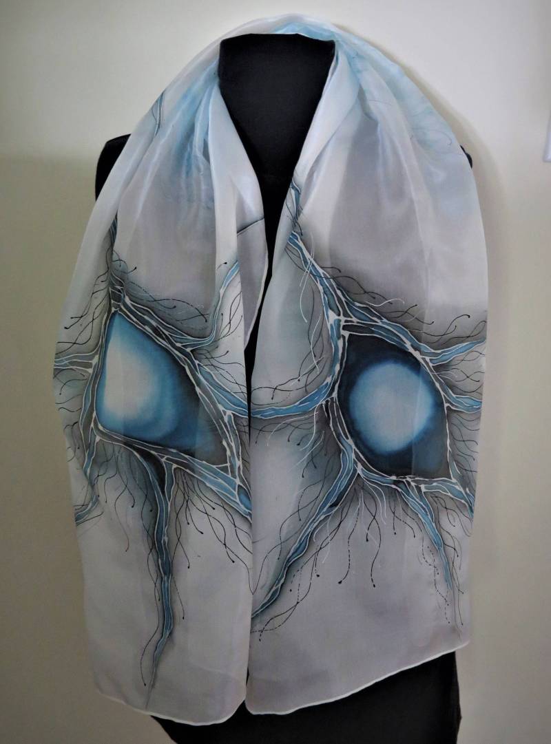 1-121 "Snow Dragon Eyes" Seidenschal, Handbemalter Blau, Grau, Schwarz Und Weiß 1-121 "Snow Dragon Eyes" Seidenschal, Handbemalter Blau, Grau, Schwarz Und Weiß von DanielaStudio17