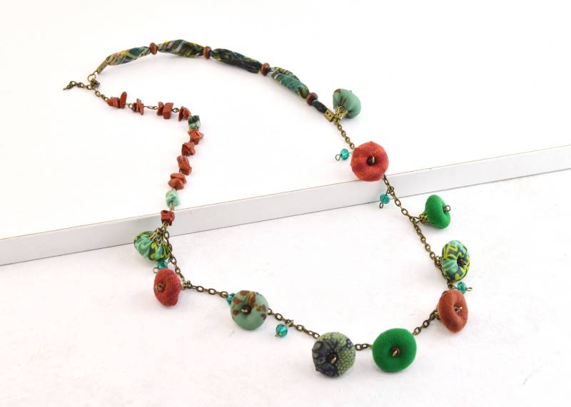 Handgefertigte Halskette Aus Natursteinen Und Textilperlen, Handgefertigte Hippie-Halskette, Sehr Originelle Halskette, Boho-Schmuck von DanielabarbieriCo