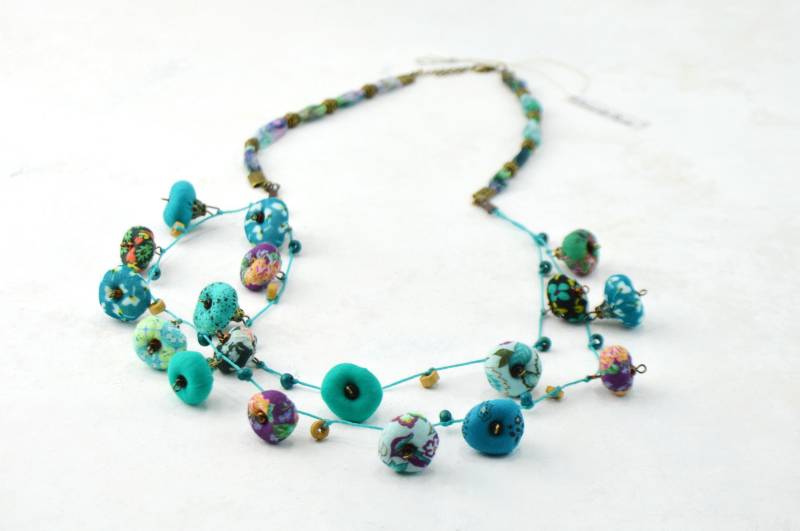 Handgemachte Lange Halskette Mit Türkisfarbenen Stoffperlen, Ökologisch Verantwortungsvoller Textilschmuck Im Bohème-Stil, Designerschmuck Daniela Handgemachte Lange Halskette Mit Türkisfarbenen Stoffperlen, Ökologisch Verantwortungsvoller Textilschmuck Im Bohème-Stil, Designerschmuck Daniela von DanielabarbieriCo