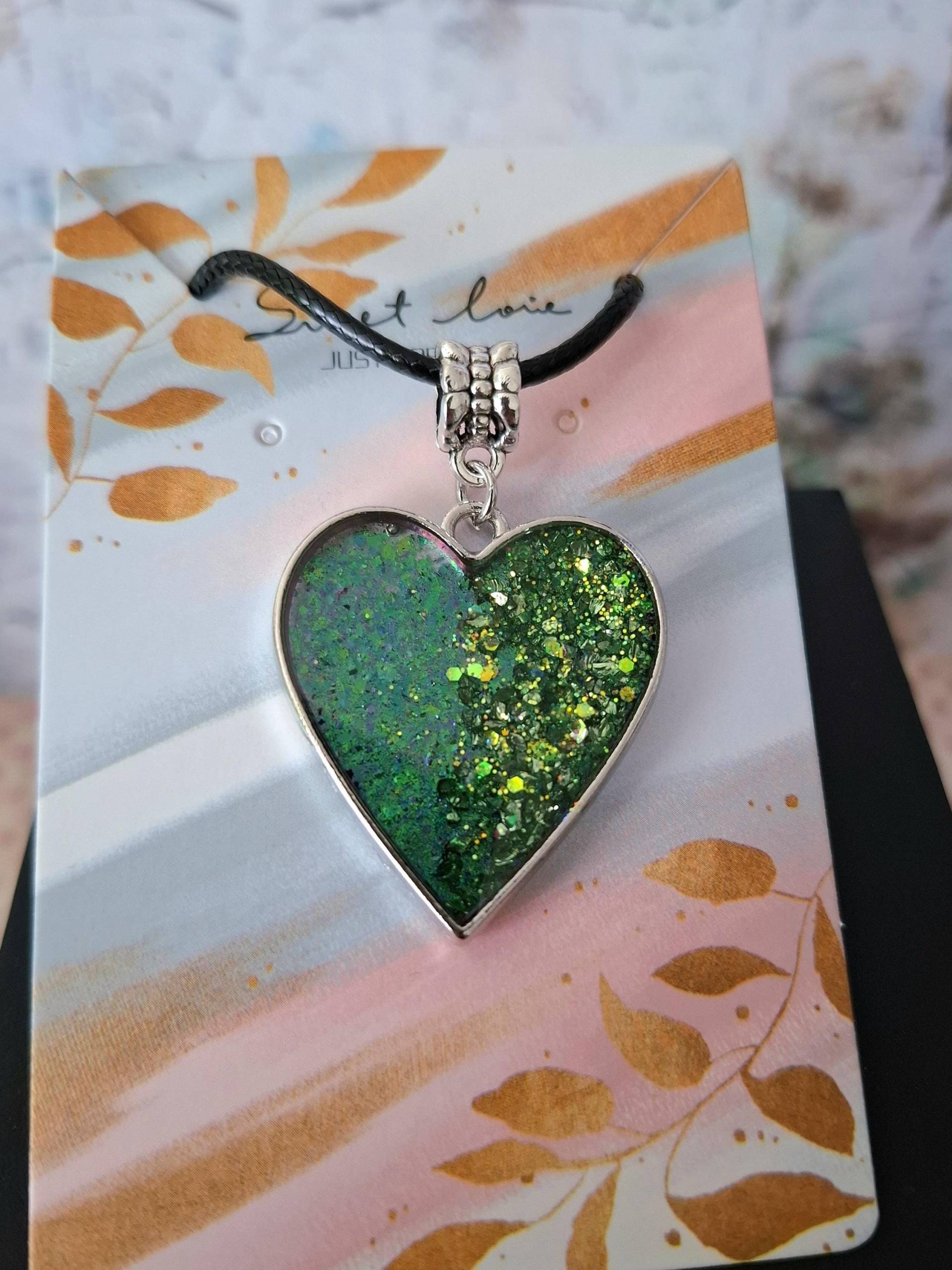 Herzanhänger Mit Farbwechsel Aus Kunstharz Herzanhänger Mit Farbwechsel Aus Kunstharz von DanielasHarzschmuck