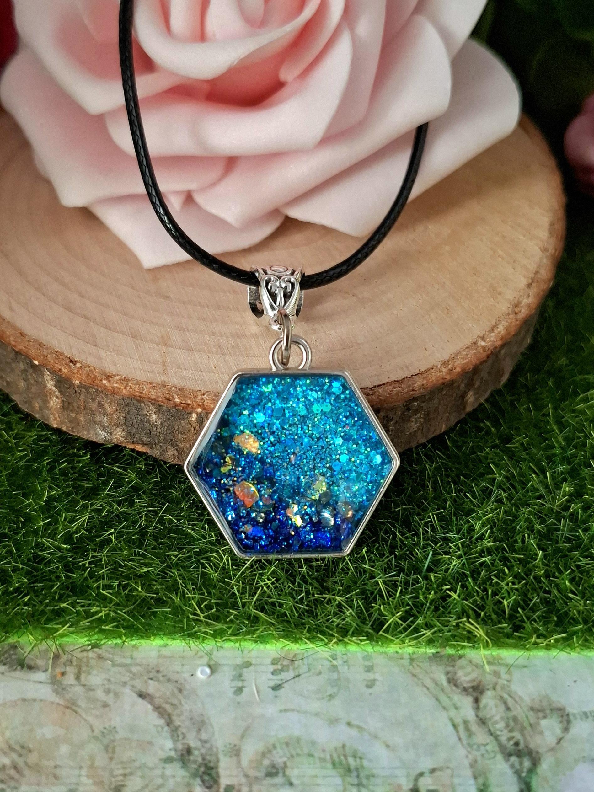 Kettenanhänger Aus Kunstharz Kettenanhänger Aus Kunstharz von DanielasHarzschmuck