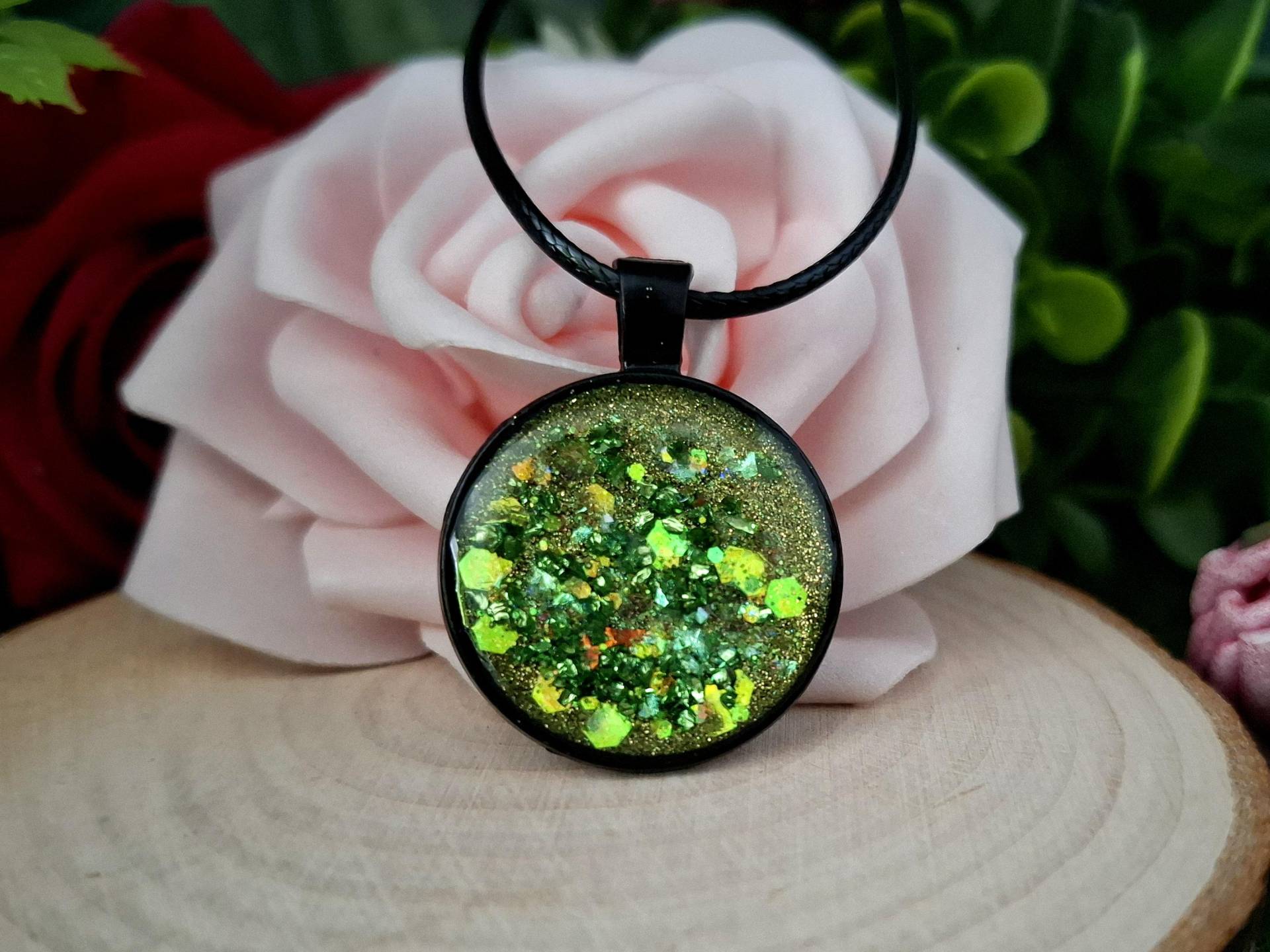 Kettenanhänger Aus Kunstharz Kettenanhänger Aus Kunstharz von DanielasHarzschmuck