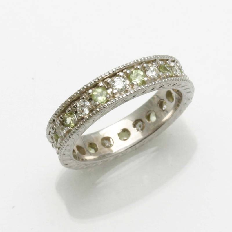 Handmade 14K Weißgold Diamant Peridot Eternity Band Milgrain Vintage Style von DaniellesCollection