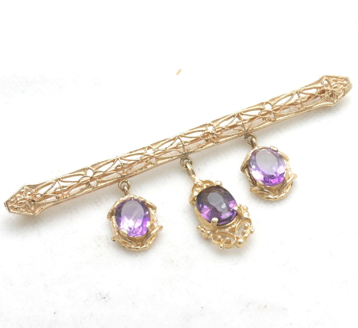 Nachlass 14K Gelbgold Lila Amethyst Oval Brosche 3, 75 Karat Vintave Filigrane Baumeln Nachlass 14K Gelbgold Lila Amethyst Oval Brosche 3, 75 Karat Vintave Filigrane Baumeln von DaniellesCollection