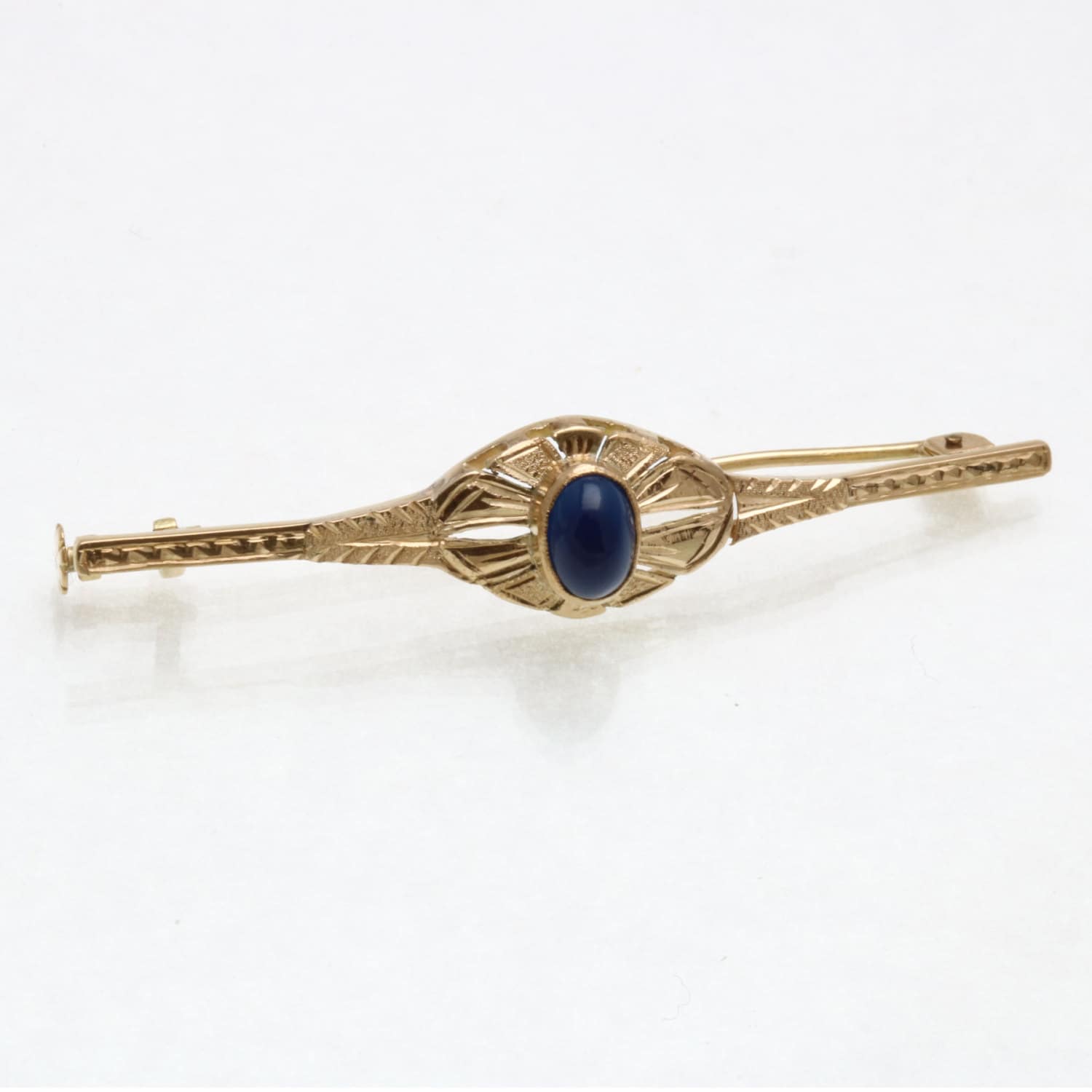 Vintage Gelbgold Gravierte Blauer Saphir Cabachon Brosche Anstecknadel Vintage Gelbgold Gravierte Blauer Saphir Cabachon Brosche Anstecknadel von DaniellesCollection