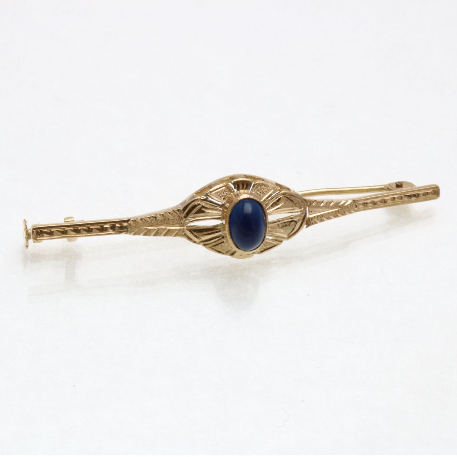 Vintage Gelbgold Gravierte Blauer Saphir Cabachon Brosche Anstecknadel von DaniellesCollection