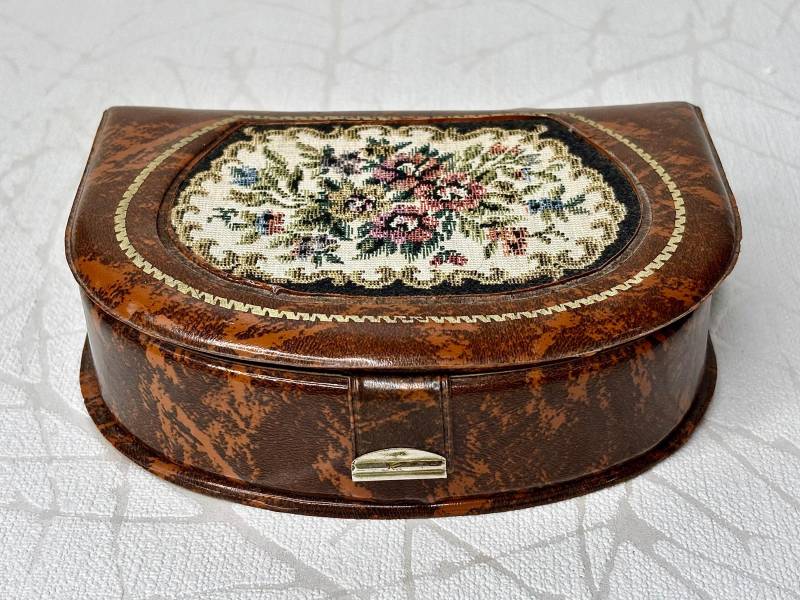 Handgemachte Eco Leder Vintage Schmuckschatulle Handgemachte Eco Leder Vintage Schmuckschatulle von DaninaVintageShop