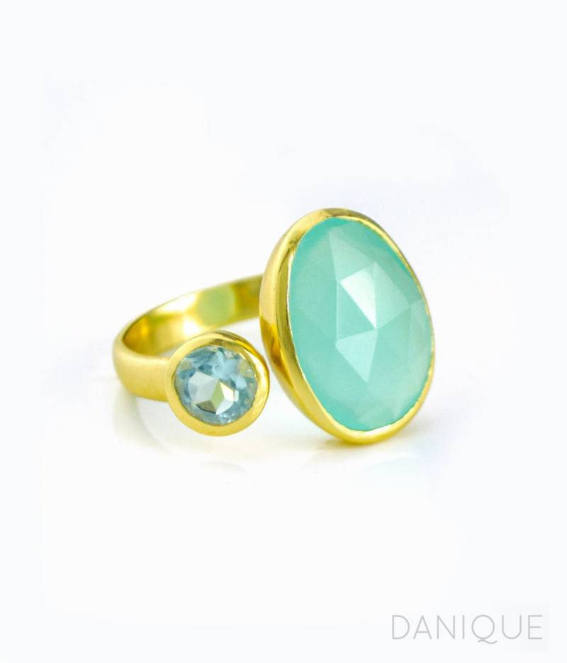 Doppelsteinring, Verstellbarer Ring, Ovaler Aqua Chalcedon Blauer Topasring, Lünette Multisteinring, Edelsteinring von DaniqueJewelry