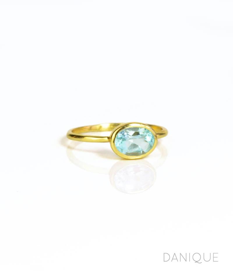 Winziger Oval Blautopas Ring, Dezember Geburtsstein Stapelbare Ringe, Kleiner Edelstein Sterling Silber Oder Gold Ring Blauquarz von DaniqueJewelry