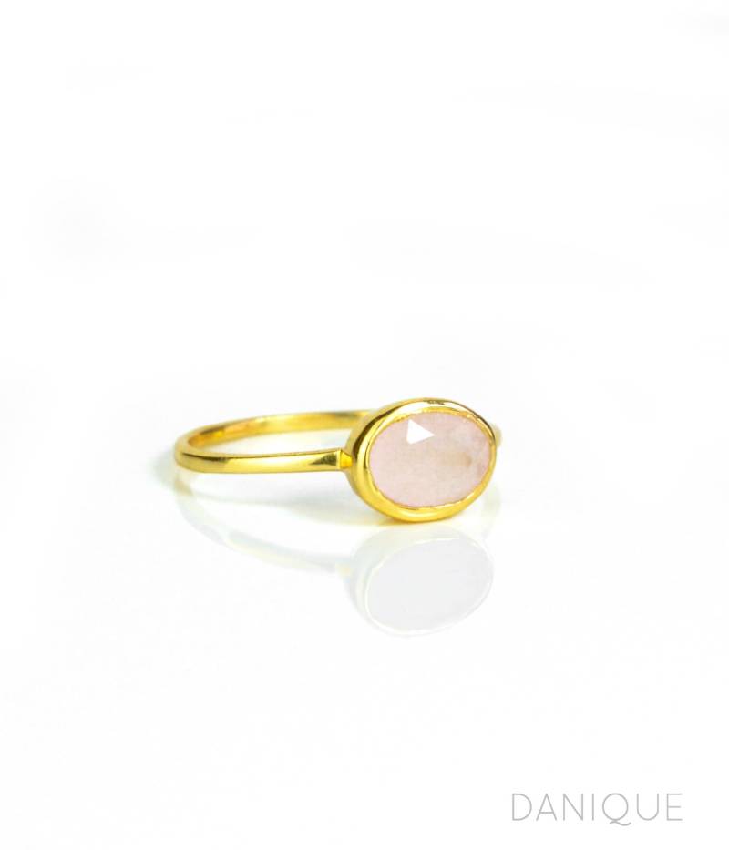 Oktober Geburtsstein Ring Rosa Chalcedon Gold Oder Silber Kleiner Ovaler Lünettenring Quarz Stapelring Mutter Weihnachtsgeschenk von DaniqueJewelry