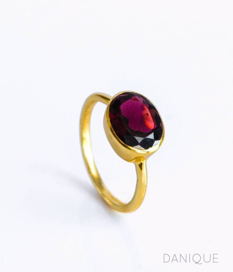 Oval Granat Quarz Ring Januar Birthstone Schmuck Stapelring Lünette Gold Oder Silber Dunkelroter Edelstein Geburtstagsgeschenk Für Sie von DaniqueJewelry