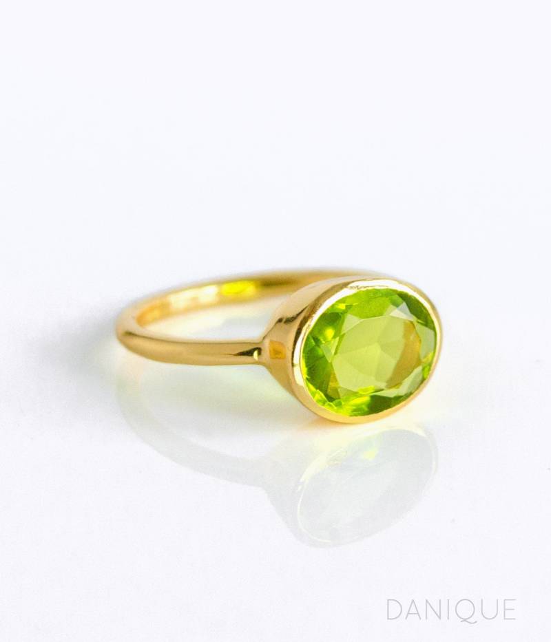 Oval Peridot Quarz Ring August Birthstone Schmuck Stapelbarer Grüner Edelstein Geschenk Für Geburtstag Silber Gold von DaniqueJewelry