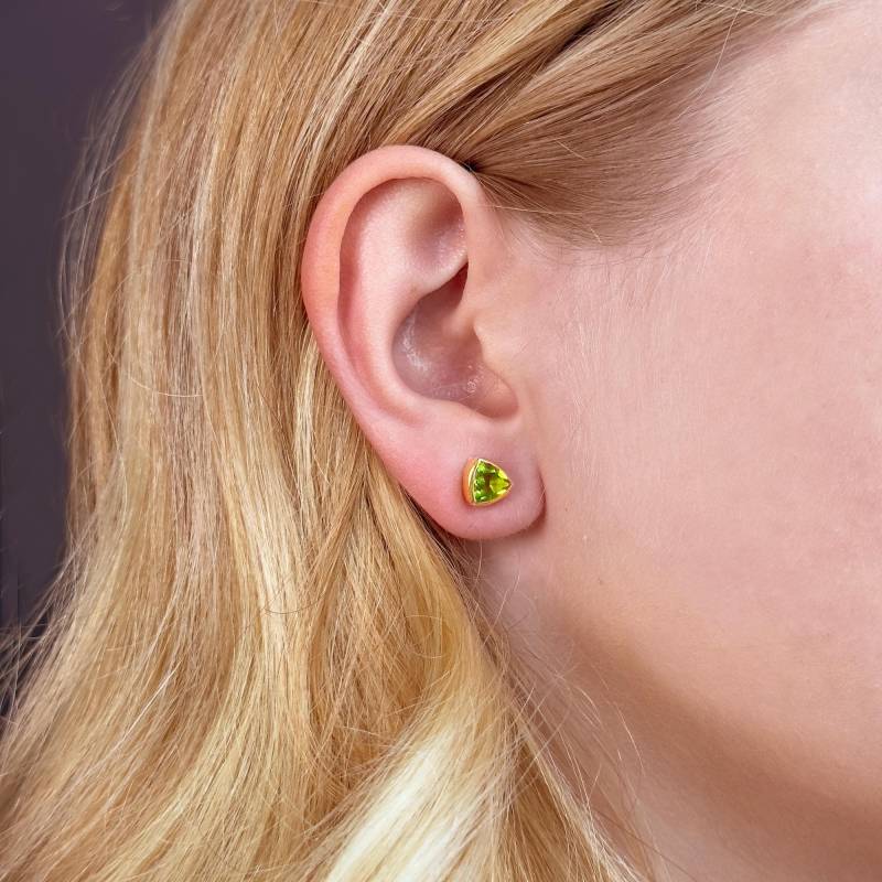 Peridot Dreieck Ohrstecker Grüne Sterling Silber Oder Vermeil Gold Weihnachtsgeschenk Für Mama August Birthstone Geschenk von DaniqueJewelry