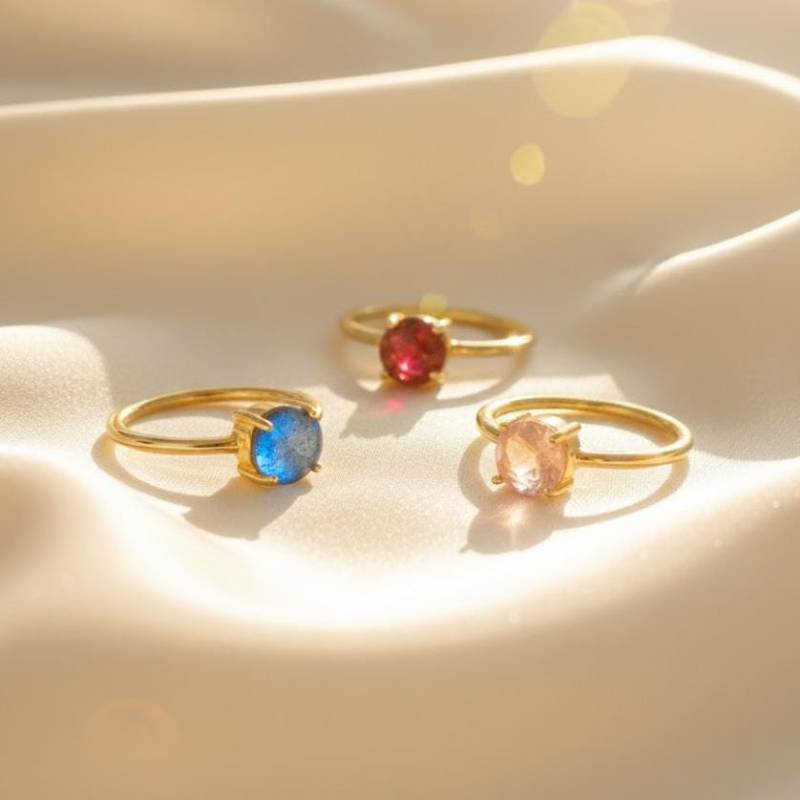 Stapelbarer Geburtsstein Ring, Mütter Familienring, Mutter Ring Gold Stapelbar von DaniqueJewelry