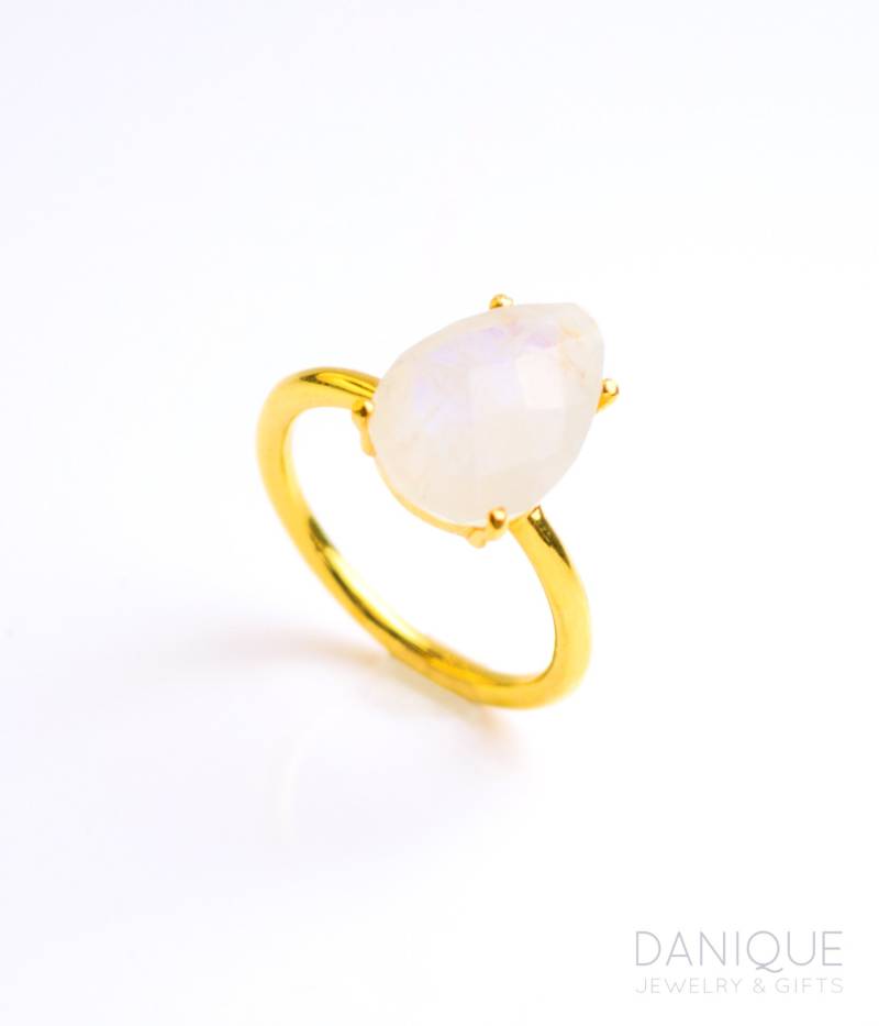 Regenbogen Mondstein Ring, Träne Tropfen Gesetzte Juni Birthstone Edelstein Ring Stapelring Statement Goldring Brautschmuck von DaniqueJewelry