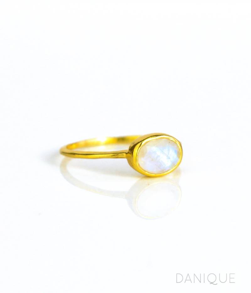 Regenbogen Mondstein Sterling Silber Oder Gold Vermeil Stapelring Juni Geburtsstein Oval Lünette Ring Weihnachtsgeschenk Für Mama Frau von DaniqueJewelry