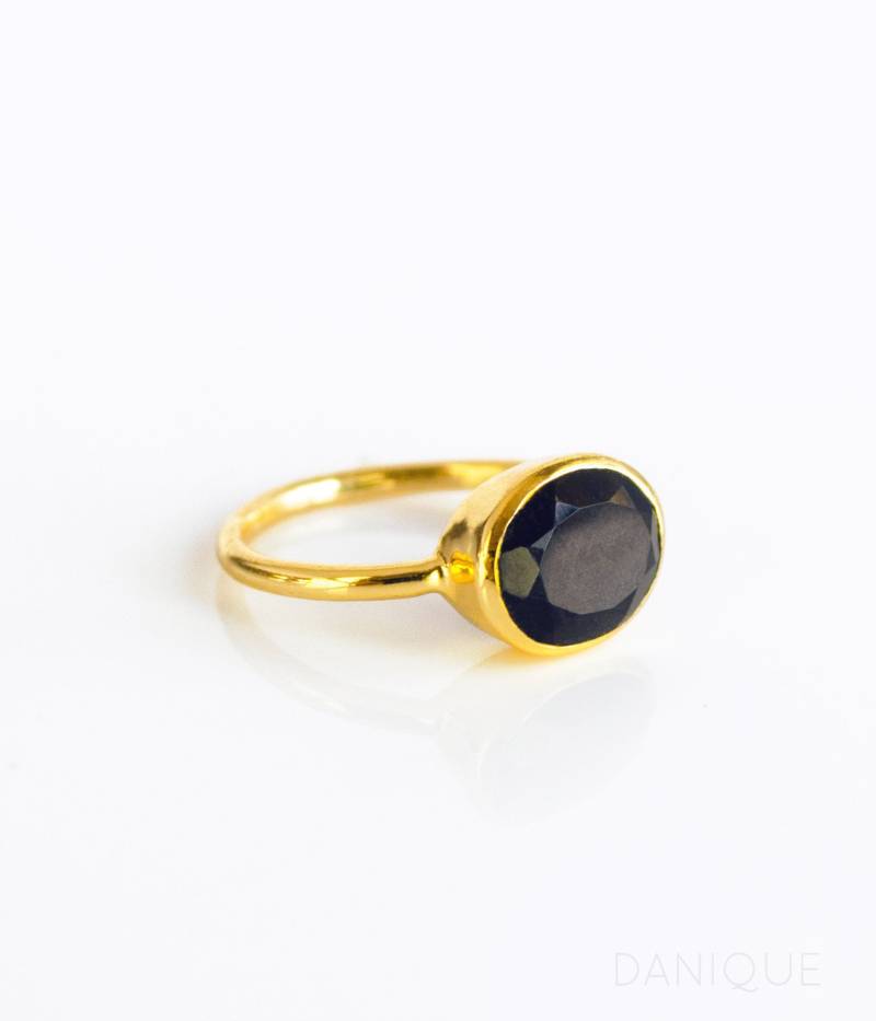 Schwarzer Onyx Ring Ovaler Facettierter Edelsteinring 18K Gold Vermeil Stapelbarer Trendiger Lünetten-Schmuck Geschenk Für Frauen von DaniqueJewelry