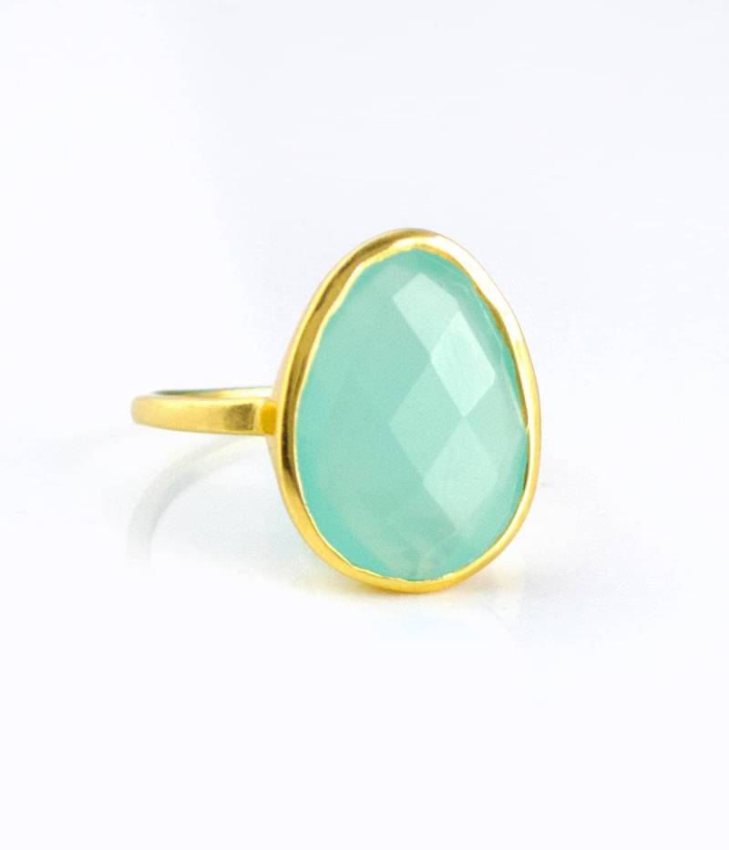 Teardrop Aqua Chalcedon Ring März Geburtsstein Schmuck Große Ovale Lünette Set Stapelbarer Statement Facettierter Edelstein Für Sie von DaniqueJewelry