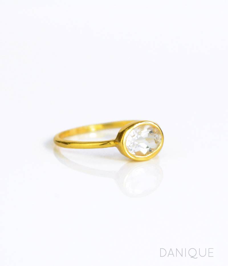 Zierlicher Bergkristall Edelstein Ring 925Er Silber Oder Gold Vermeil Klarring Kristallquarz Stapelring Individueller Ovaler Bezel Set Für Frauen von DaniqueJewelry