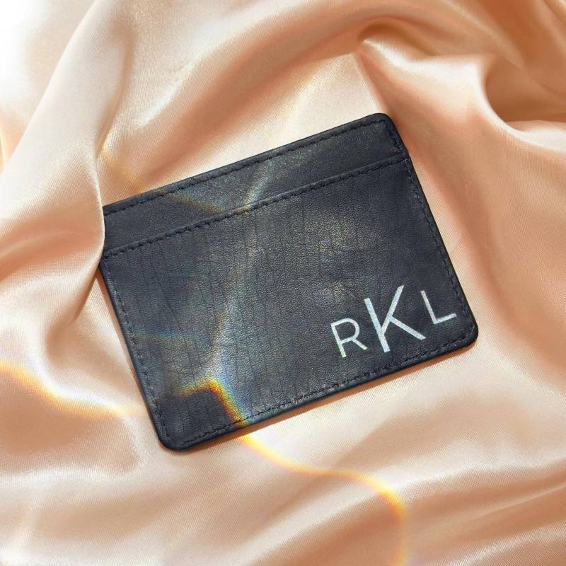 Monogrammierte Schlanke Schwarze Lederbrieftasche, Personalisierter Gravierter Kartenhalter Mit Monogramm, Unterschrift Oder Zeichnung Gold von DaniqueTrends