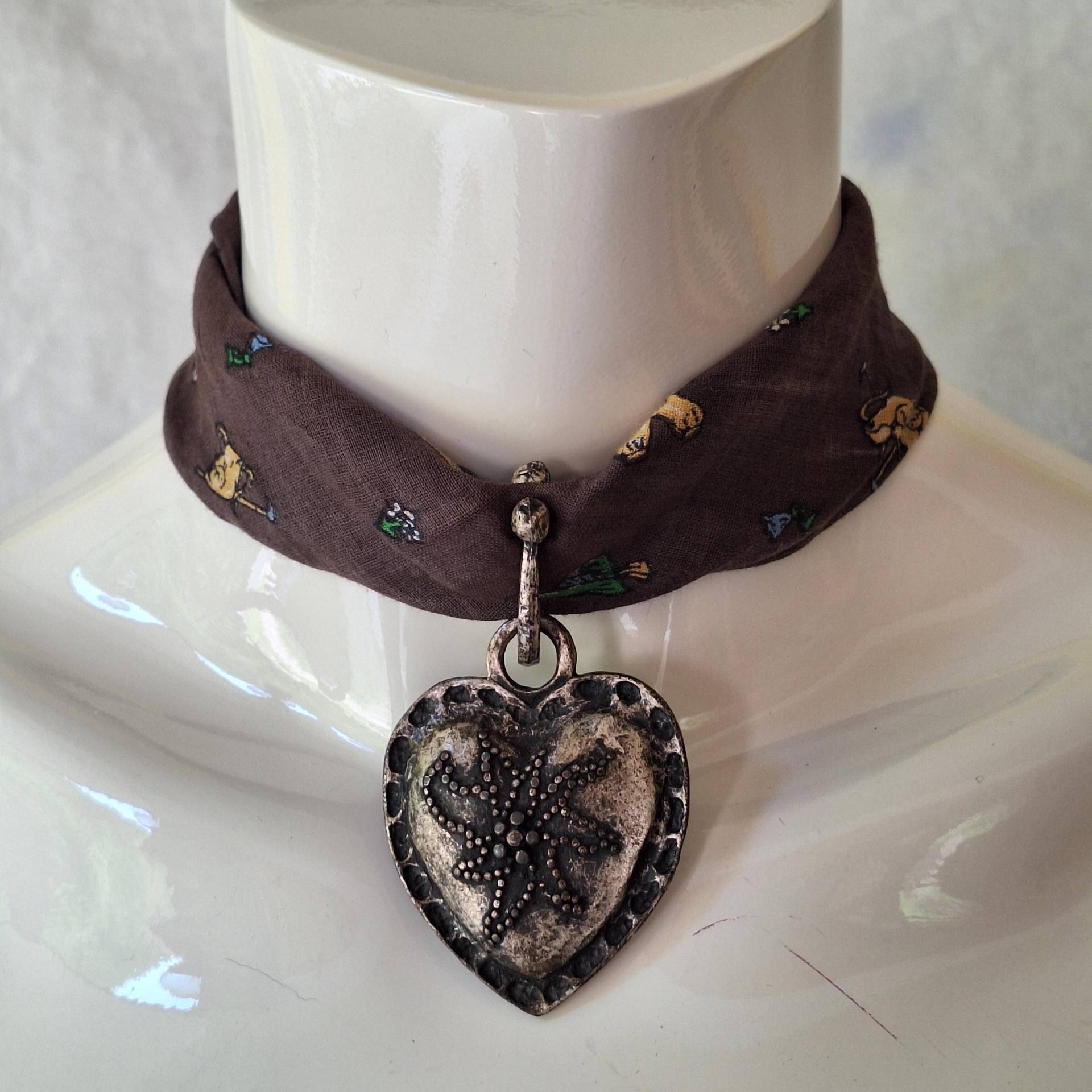 90Er Vintage Trachten Stoff Halskette in Braun Mit Herz & Edelweiß Anhänger Aus Metal Kirchtag Schmuck Dirndl Kleid Trachtenschmuck 90Er Vintage Trachten Stoff Halskette in Braun Mit Herz & Edelweiß Anhänger Aus Metal Kirchtag Schmuck Dirndl Kleid Trachtenschmuck von DanisZauberladen