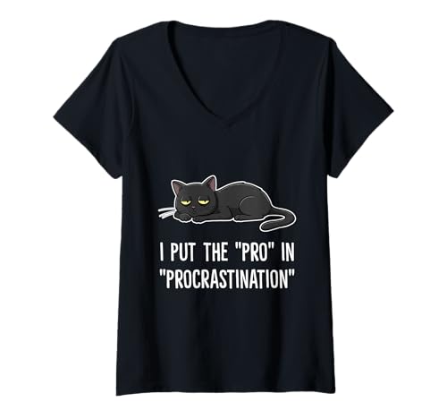 Damen I Put the Pro in Procrastination Lounging Lazy Cat T-Shirt mit V-Ausschnitt von Dank and Funny Meme Apparel