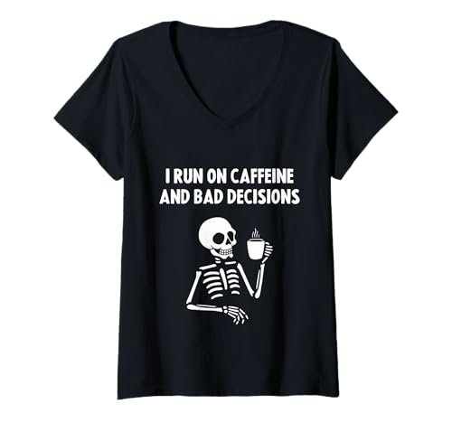 Damen I Run on Caffeine and Bad Decisions Skeleton Drinking Coffee T-Shirt mit V-Ausschnitt von Dank and Funny Meme Apparel