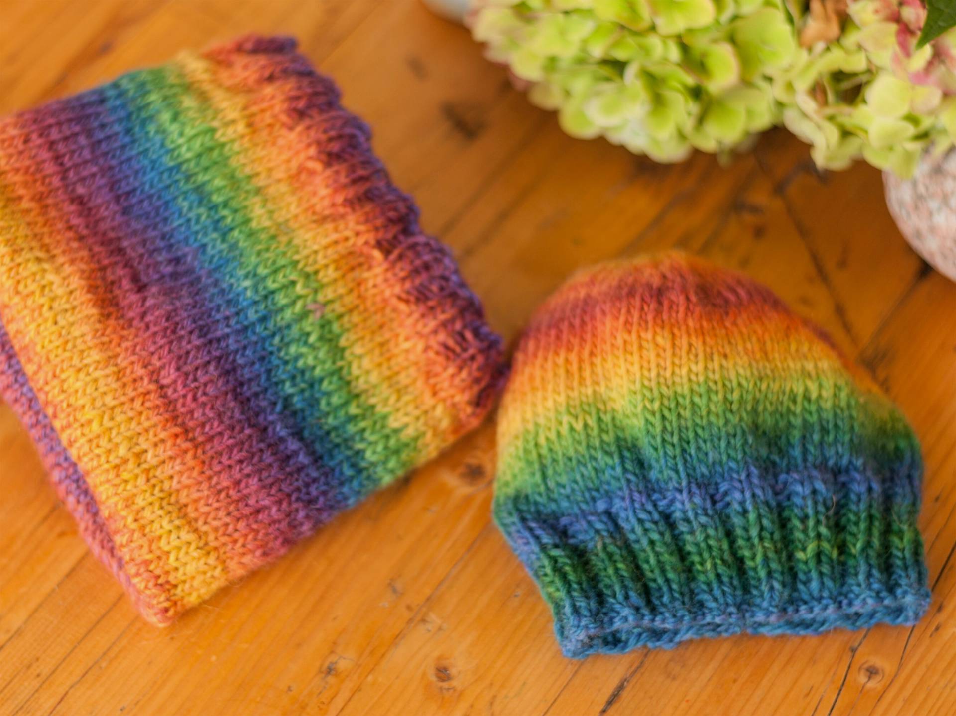 Mütze Und Loopschal Aus Merinowolle in Regenbogenfarben von DankeFuerDasLicht