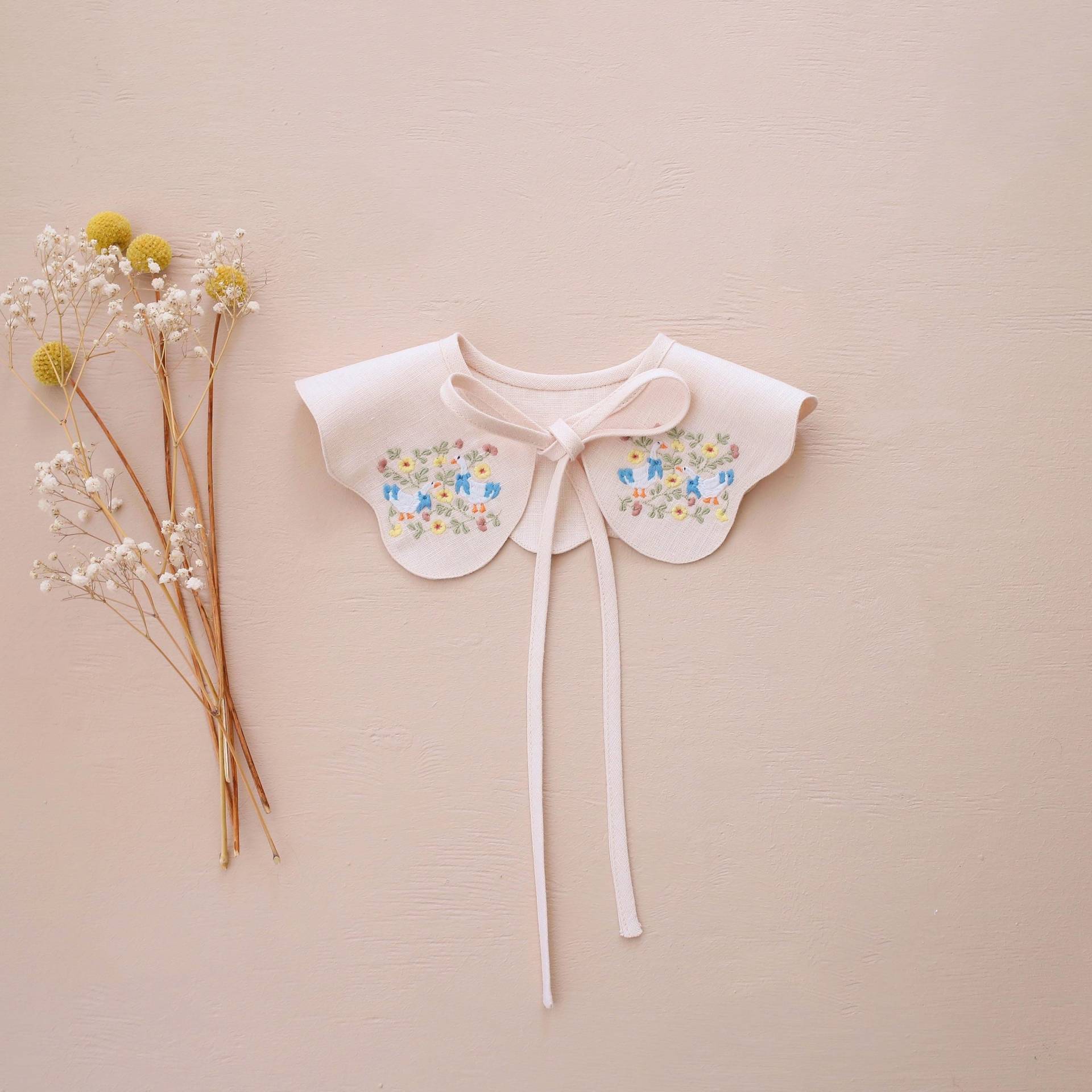 Abnehmbarer Kragen, Leinen Bestickter Blütenkragen Für Kleider Und Oberteile, Design "Geese in Flowers" Elfenbein Leinen, Eine Verrückte Gans von DannieandLilou