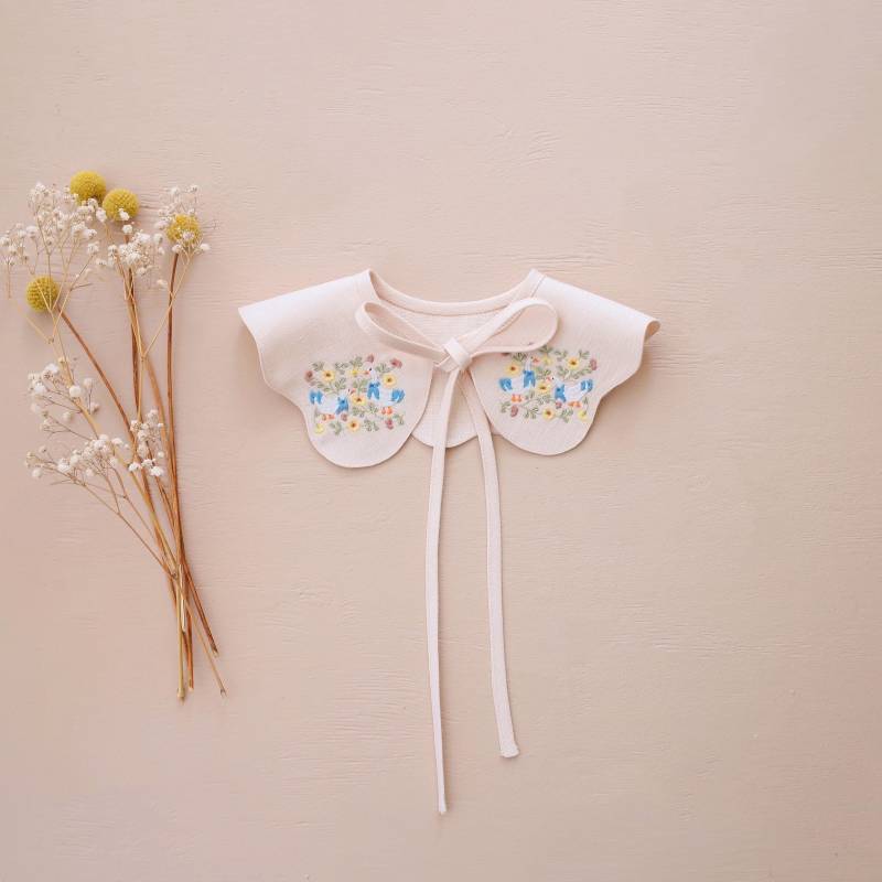 Abnehmbarer Kragen, Leinen Bestickter Blütenkragen Für Kleider Und Oberteile, Design "Geese in Flowers" Elfenbein Leinen, Eine Verrückte Gans Abnehmbarer Kragen, Leinen Bestickter Blütenkragen Für Kleider Und Oberteile, Design "Geese in Flowers" Elfenbein Leinen, Eine Verrückte Gans von DannieandLilou