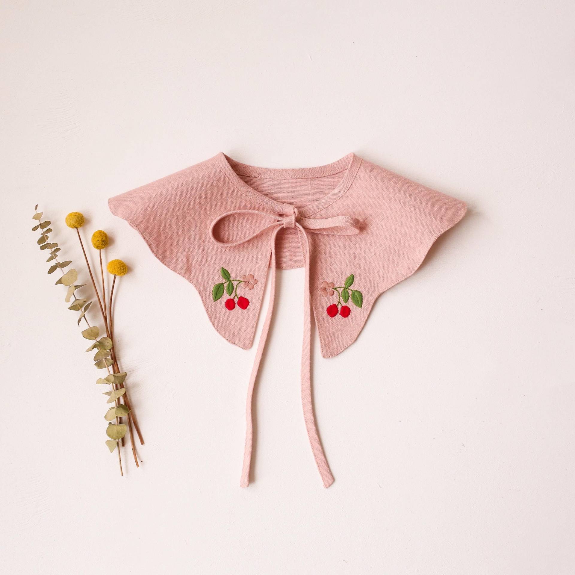 Abnehmbarer Kragen Für Kleider Und Tops Mit Stickerei & Abnehmbarer Bogenkante, "Cherry" in Powder Leinen." von DannieandLilou