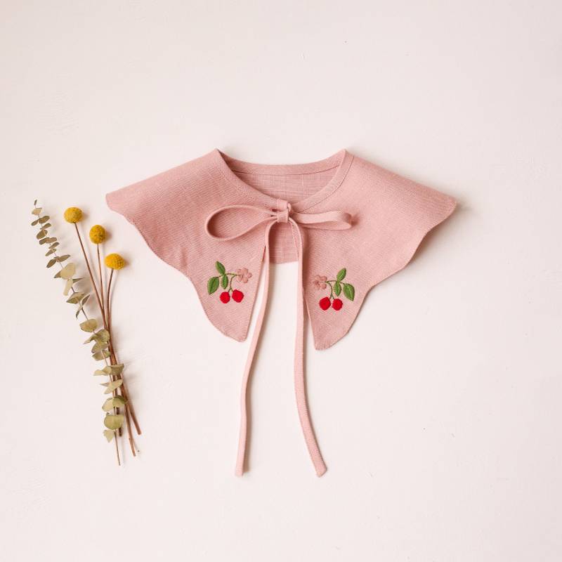 Abnehmbarer Kragen Für Kleider Und Tops Mit Stickerei & Abnehmbarer Bogenkante, "Cherry" in Powder Leinen." von DannieandLilou