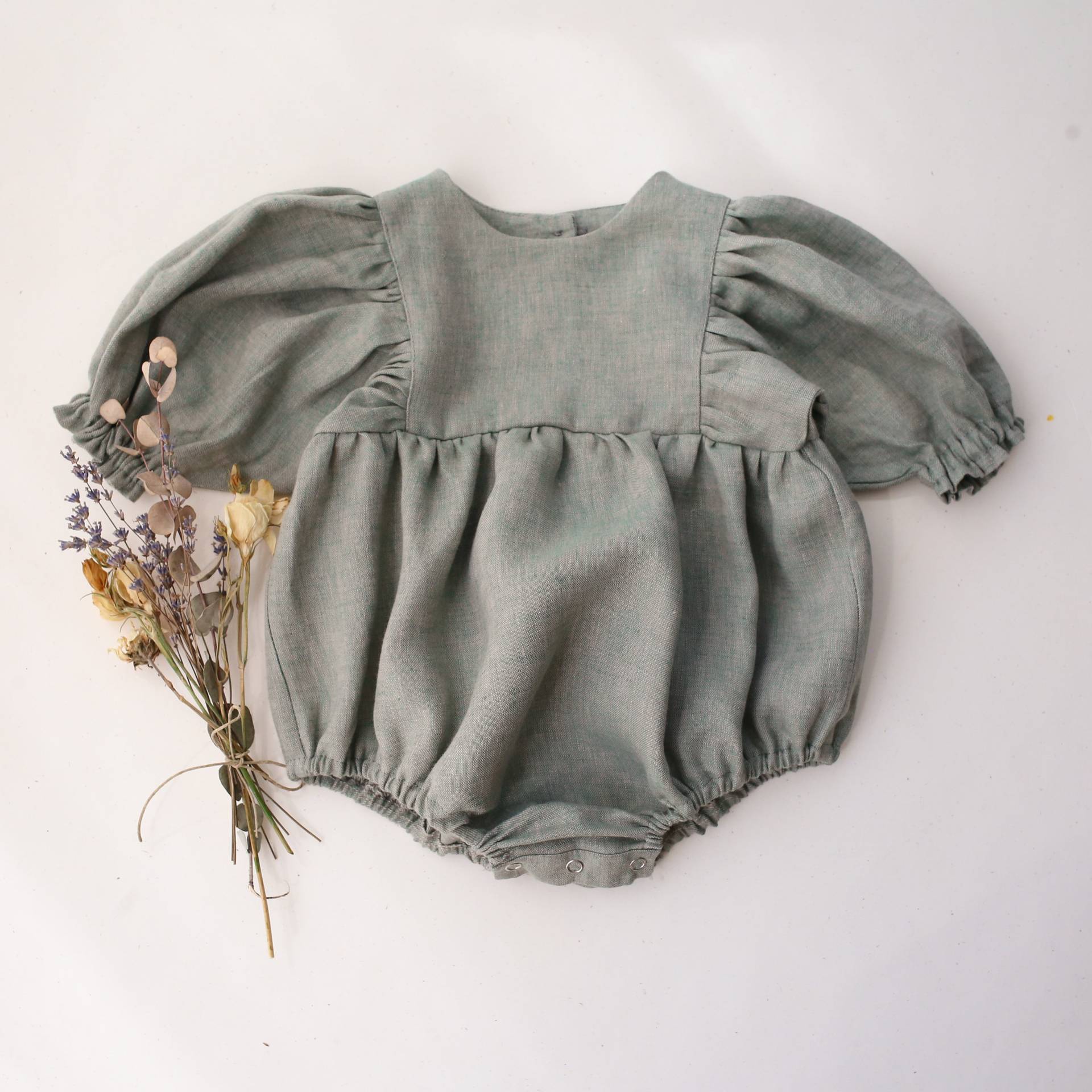 Baby Bubble Strampler Mit Puffärmeln in Green Smoke Leinen Baby Bubble Strampler Mit Puffärmeln in Green Smoke Leinen von DannieandLilou