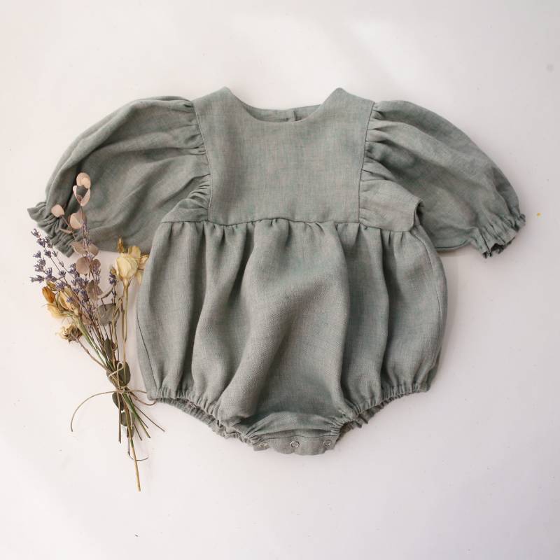 Baby Bubble Strampler Mit Puffärmeln in Green Smoke Leinen Baby Bubble Strampler Mit Puffärmeln in Green Smoke Leinen von DannieandLilou