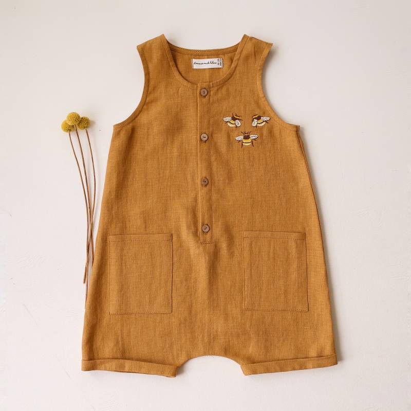 Leinen Jumpsuit, Natürlicher Overall, Kleinkind Strampler, Tank Jumpsuit Mit Kurzen Beinen | Farbe Senf "Stickerei "3 Hummeln"." von DannieandLilou