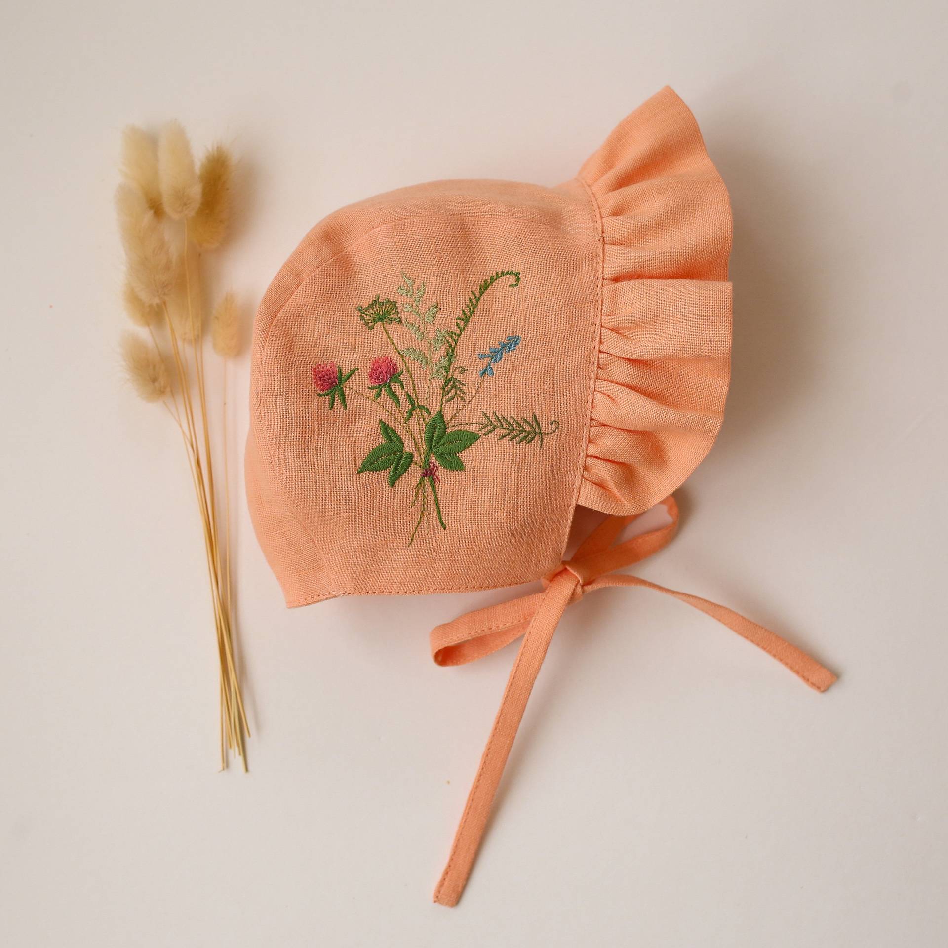 Baby-Mädchen-Leinen-Mütze Mit Rüschenkrempe | Farbe Pfirsich „Blumenstrauß Nr. 2"-stickerei von DannieandLilou