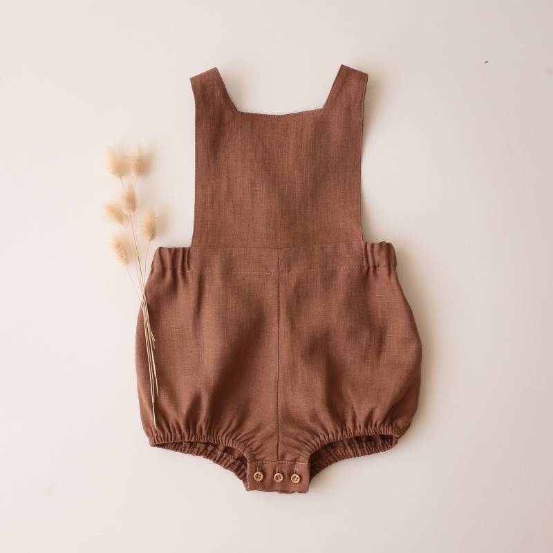 Natürlicher Babystrampler, Leinen Baby Overall, Babykleidung, Strampler | Farbe Kakaobraun von DannieandLilou