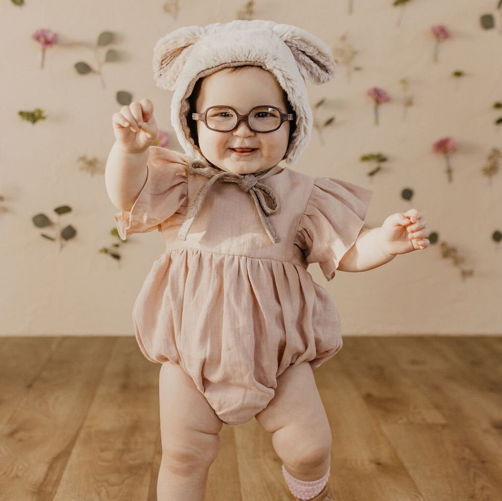 Baby Mädchen Leinen Bubble Playsuit, Strampler Mit Rüschenärmel | Farbe Puder von DannieandLilou