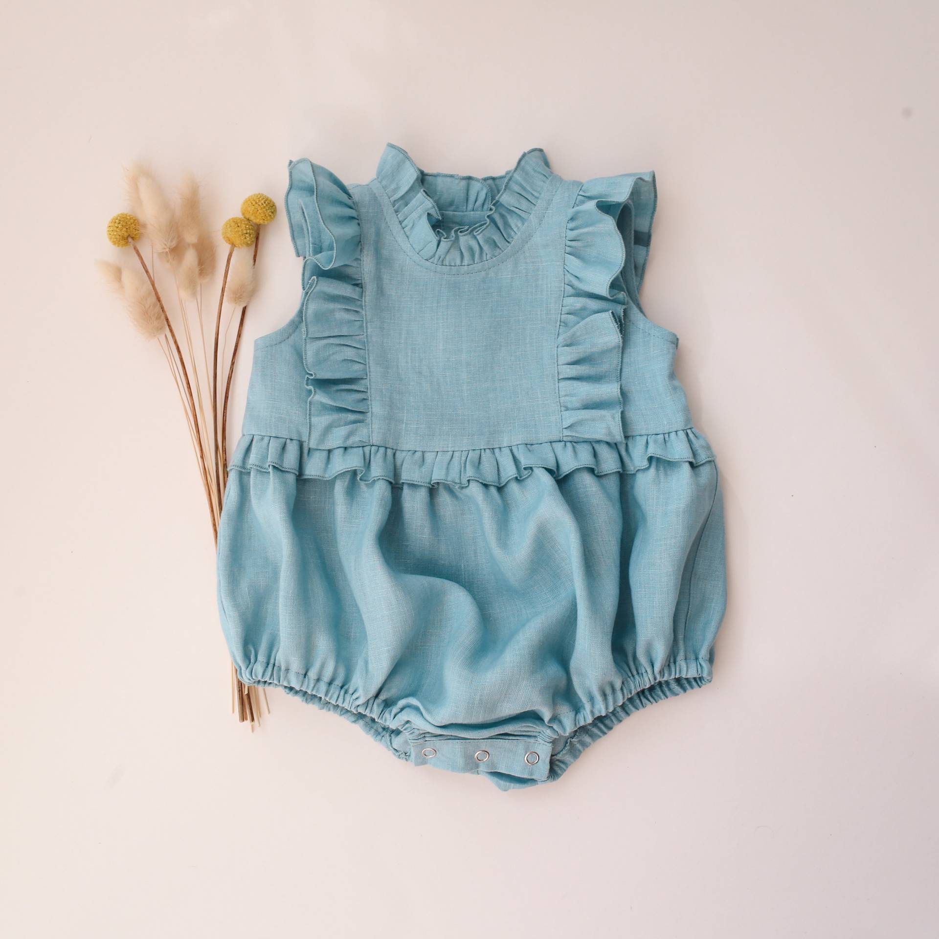 Baby Mädchen Leinen Strampler, Bubble Playsuit Mit Rüschen Mieder | Farbe Enteneiblau von DannieandLilou