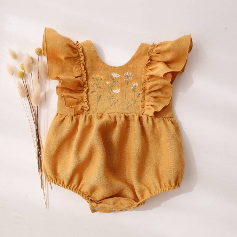 Babystrampler, Leinenstrampler, Babykleidung, Baby Mädchen Leinen Romper Mit Rüschenfront | Farbe Puder Stickerei „Kamillenblüten" von DannieandLilou