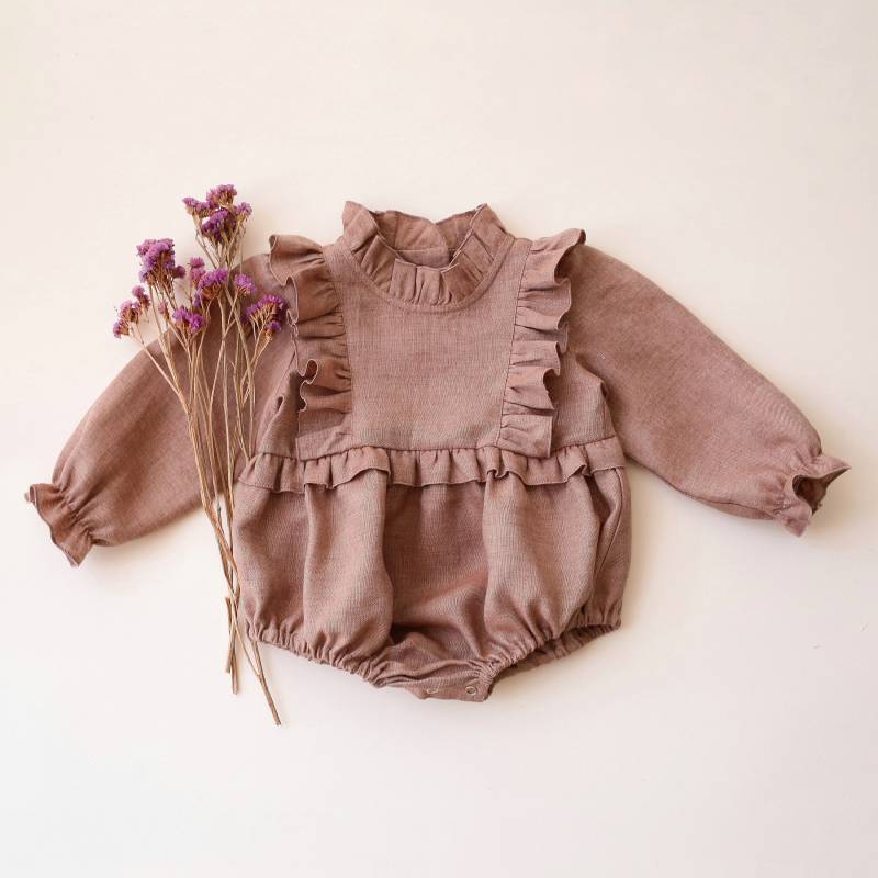 Baby Strampler in Rosa Smoke Aus Leinen Mit Langen Ärmeln Und Bubikragen von DannieandLilou