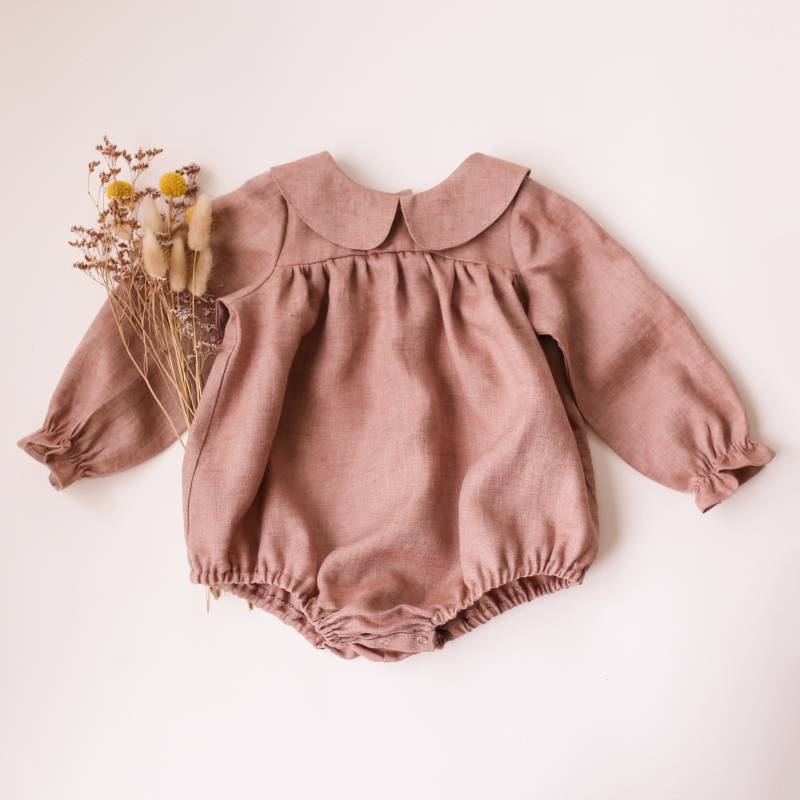 Baby Strampler in Rose Smoke Leinen Mit Langarmshirt & Babydoll Mieder von DannieandLilou