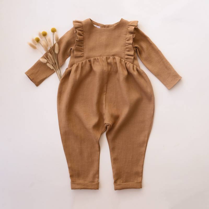 Baby Mädchen Leinen Langarm Rüschen Strampler | Farbe Latte von DannieandLilou