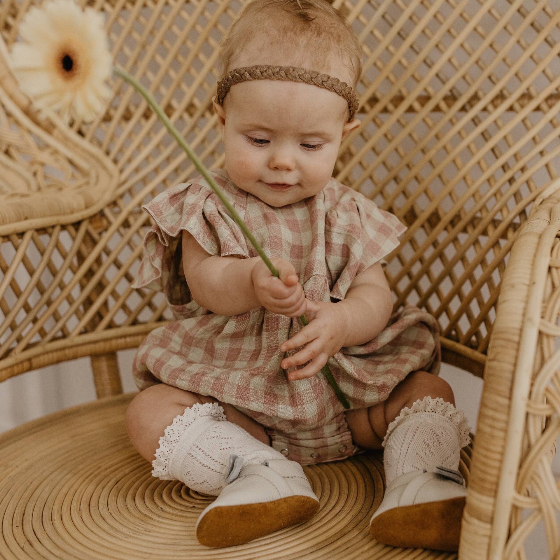 Baby Mädchen Leinen Playsuit, Strampler Mit Flatterärmeln Und Krawatte Zurück | Farbe Blush & Creme Gingham von DannieandLilou