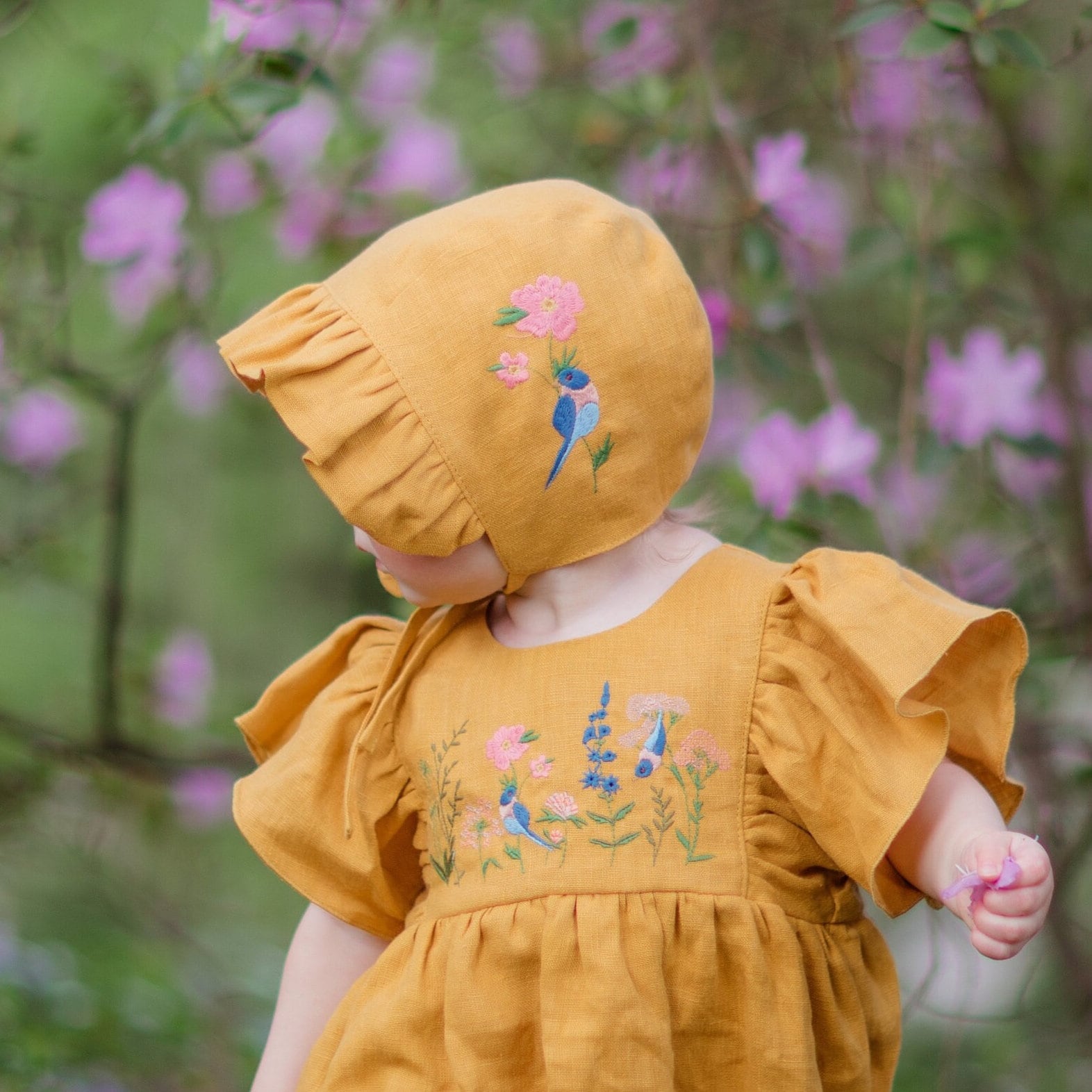 Baby Mädchen Leinen Rüschen Krempe Mütze | Farbe Bernstein "stickerei ""Vogel Auf Blume""." von DannieandLilou
