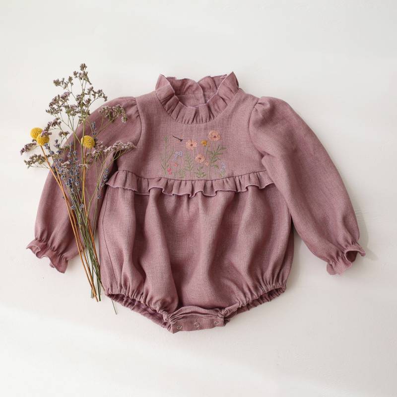 Baby Strampler in Blass Lila Leinen Mit Langen Ärmeln & Rüschen, Personalisierte Stickerei von DannieandLilou